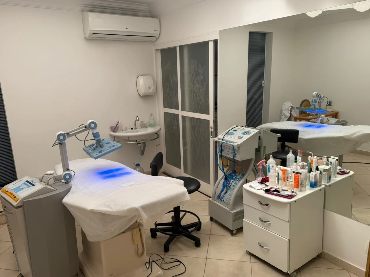 Sala de atendimento da Clínica PIO, com os equipamentos de estética facial